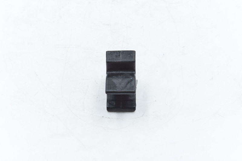 810W062010018 Защелка трубы ступеньки передней пластиковая — 3