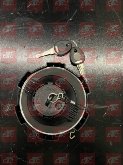 VO 22335631 Крышка топливного бака с ключом