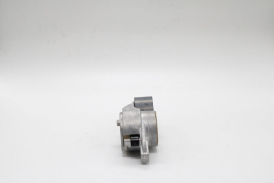 APV2739 Натяжитель ремня в сборе ролик метал.