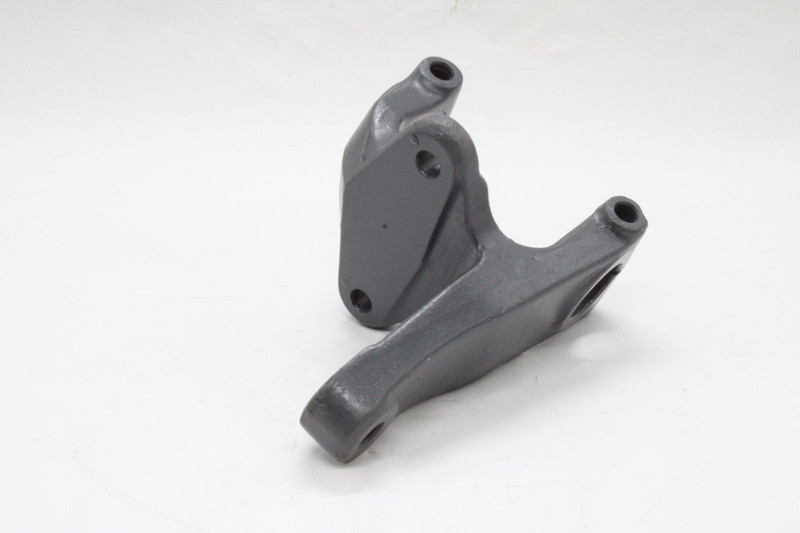 YC010V000102 Кронштейн передней рессоры зад. прав. — 2